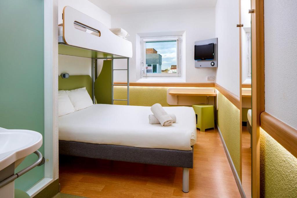ไอบิส บัดเจ็ท ลีดส์ เซ็นเตอร์ คราวน์ พอยท์ โร้ด Hotel ภายนอก รูปภาพ