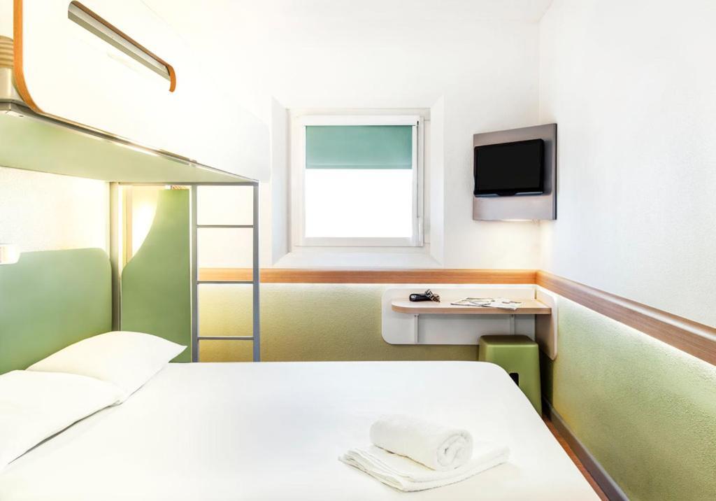 ไอบิส บัดเจ็ท ลีดส์ เซ็นเตอร์ คราวน์ พอยท์ โร้ด Hotel ภายนอก รูปภาพ